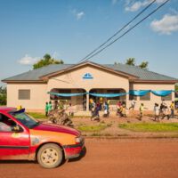 Medienraumanbau für eine Mittelschule, in dem Schüler den Umgang mit Computern lernen.