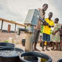Wasserversorgung: Kaum jemand im Raum Asuom hat Zugang zu öffentlichem sauberem Trinkwasser. Daher haben wir seit 2010 zahlreiche Handpumpen installiert, an denen sich Anwohner sauberes Trinkwasser holen können.